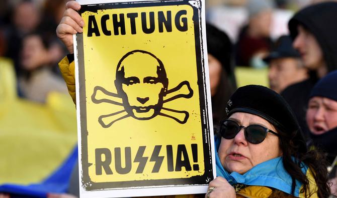 Une femme tient une pancarte alors qu'elle participe à un rassemblement le 19 février 2022, dans le centre de la ville de Lviv. (Photo, AFP)