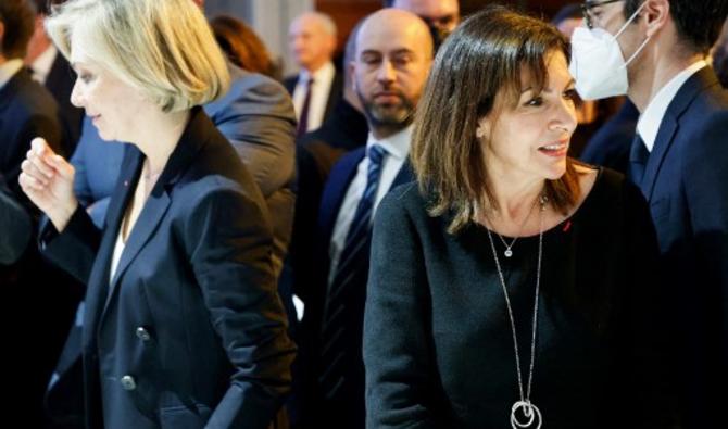 La maire de Paris et candidate à la présidentielle du Parti socialiste (PS) Anne Hidalgo et la candidate à la présidentielle du parti Les Républicains (LR) Valérie Pecresse assistent au dîner du Conseil des institutions juives de France (CRIF) à Paris, le 2 février 24, 2022. (Photo, AFP)