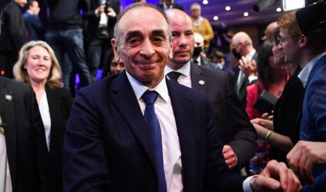 Eric Zemmour salue ses partisans après l'annonce des résultats du premier tour de l'élection présidentielle, le 10 avril 2022. (Photo, AFP)