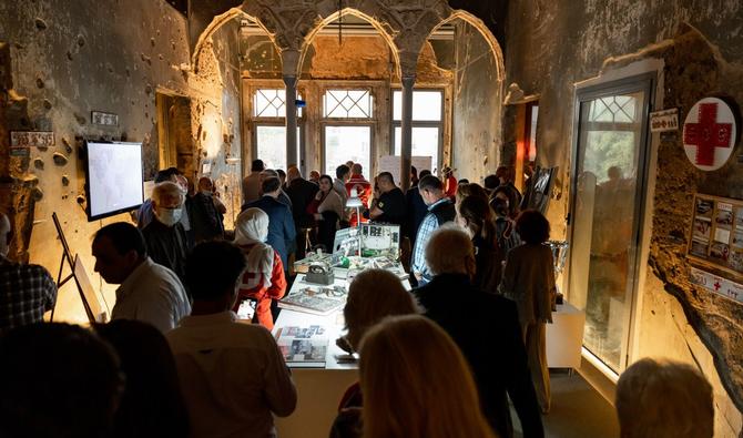 La Croix-Rouge libanaise (CRL) Kornet Chehwan organise une exposition qui a pour titre Matrah Ma al-Alb Bikoun («Là où est le cœur») depuis le 27 avril à Beit Beyrouth. (Photo fournie)