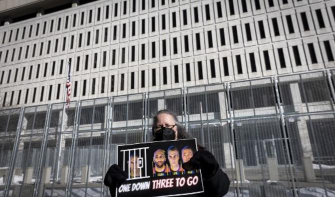Une militante tient une pancarte lors d'une conférence de presse devant le tribunal de district américain de St. Paul, Minnesota, le 20 janvier 2022. (Photo, AFP)