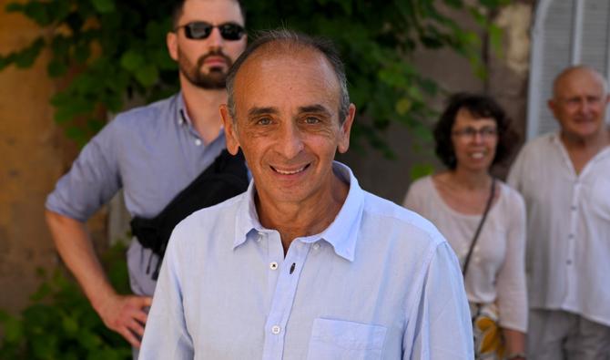 Le chef du parti d'extrême droite Reconquête!  Eric Zemmour après avoir visité un marché qu'il faisait campagne dans la 4e circonscription du département du Var, au Luc, dans le sud-est de la France, le 27 mai 2022. (Photo, AFP)