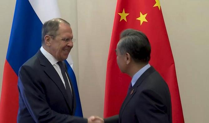 Le ministre chinois des Affaires étrangères Wang Yi rencontre son homologue russe Sergueï Lavrov à Bali à la veille d'une réunion ministérielle du G20 pour des discussions largement consacrées à la guerre en Ukraine. (Photo, AFP)