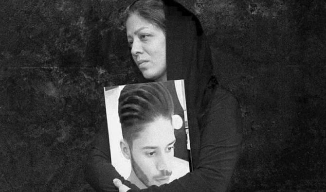 Mahboubeh Ramezani, mère de Pejman Gholipour, a été arrêtée au début du mois pour avoir protesté contre l’assassinat de son fils, et est détenue à la prison d’Evin. (Capture d’écran, Twitter)