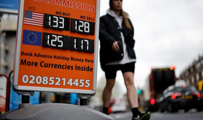 Alors que l'économie européenne va souffrir du bond des prix de l'énergie, ce qui va limiter la marge de manœuvre de la Banque centrale européenne et de la Banque d'Angleterre, l'euro et la livre se repliaient. (Photo, AFP)