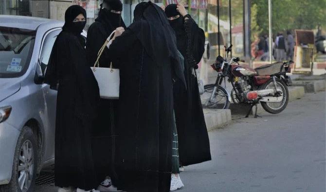 Une femme a raconté qu'elle n'était pas autorisée à entrer dans son ancien bureau et qu'elle devait signer un registre une fois par semaine dans un parking, pour toucher 10 000 afghanis (environ 110 euros) par mois, soit moins d'un tiers de son ancien salaire. (Photo, AFP)