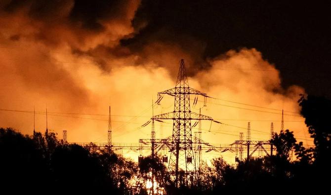 Une vue montre une 5e centrale thermique en feu touchée par une frappe de missile russe à Kharkiv, en Ukraine, le 11 septembre 2022. (Photo, Reuters)