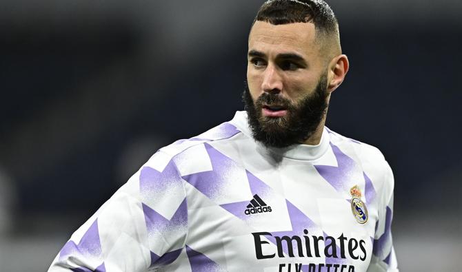 L'attaquant français du Real Madrid Karim Benzema s'échauffe avant le match de football de la Ligue espagnole entre le Real Madrid CF et le CA Osasuna au stade Santiago Bernabeu de Madrid, le 2 octobre 2022. (Photo, AFP)