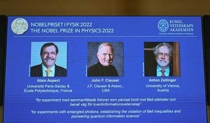 Les lauréats du prix Nobel de physique 2022: le physicien expérimental français Alain Aspect, le physicien théoricien et expérimental américain John Francis Clauser et le physicien quantique autrichien Anton Zeilinger, vus sur un écran lors de l'annonce des membres du Comité Nobel de physique, au Royal Académie suédoise des sciences à Stockholm, Suède, le 4 octobre 2022. (Photo, AFP)