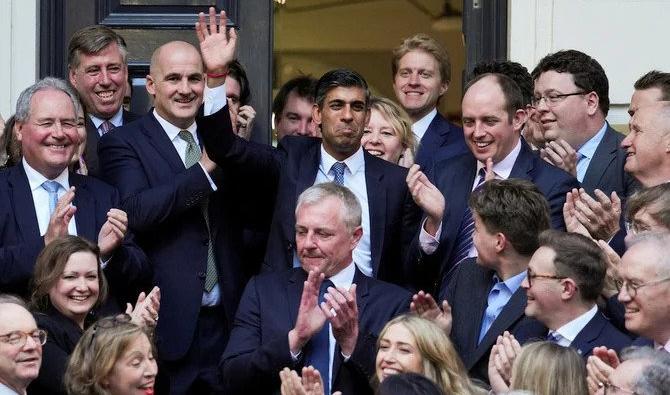 Le nouveau chef du Parti conservateur Rishi Sunak devant le siège de la campagne conservatrice, à Londres, en Grande-Bretagne, le 24 octobre 2022. (Reuters)