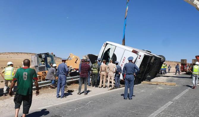 Des secouristes et des forces de sécurité se rassemblent sur les lieux d'un accident de bus sur une autoroute dans la province de Khouribga, à l'est de la capitale économique marocaine Casablanca, le 17 août 2022. (Photo, AFP)