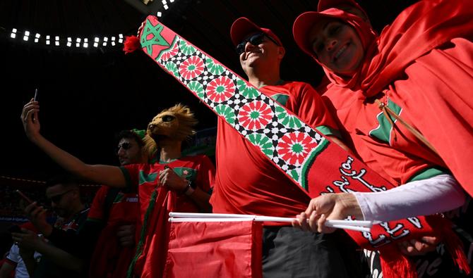 Les supporters marocains avant le match de football du groupe F de la Coupe du monde Qatar 2022 entre le Maroc et la Croatie au stade Al-Bayt à Al Khor, au nord de Doha, le 23 novembre 2022. (Photo, AFP)