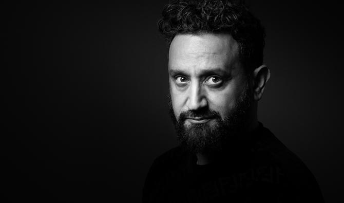 L'animateur de télévision français Cyril Hanouna pose lors d'une séance photo à Paris, le 30 septembre 2021. (Photo, AFP)