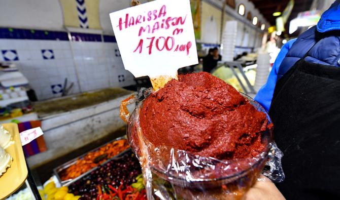 Un commerçant montre une assiette d'harissa tunisienne au marché central de la capitale Tunis, le 1er décembre 2022. (Photo, AFP)