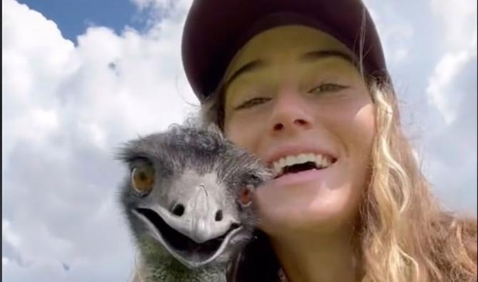 Le célèbre émeu Emmanuel et sa maîtresse, Taylor Blake, une jeune éleveuse américaine. (Capture d'écran, TikTok,  hiitaylorblake)
