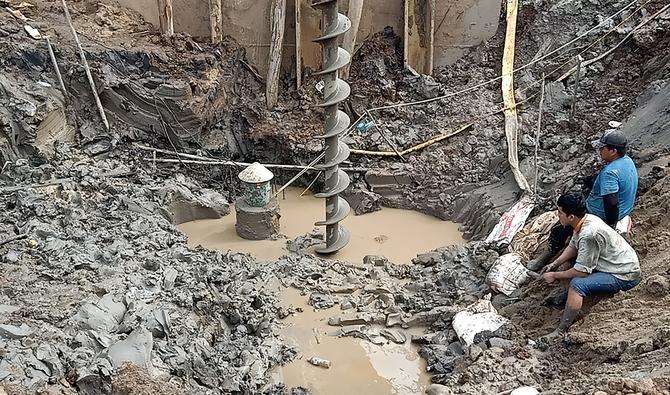 Des sauveteurs se rassemblent sur le site où un garçon de 10 ans serait piégé dans un puits de 35 mètres de profondeur dans une zone de construction d'un pont dans la province vietnamienne de Dong Thap, le 2 janvier 2023. (Photo, AFP)